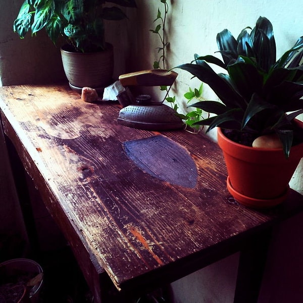 15. "Моя бабуля решила быстренько погладить одежду прямо на деревянном столе".