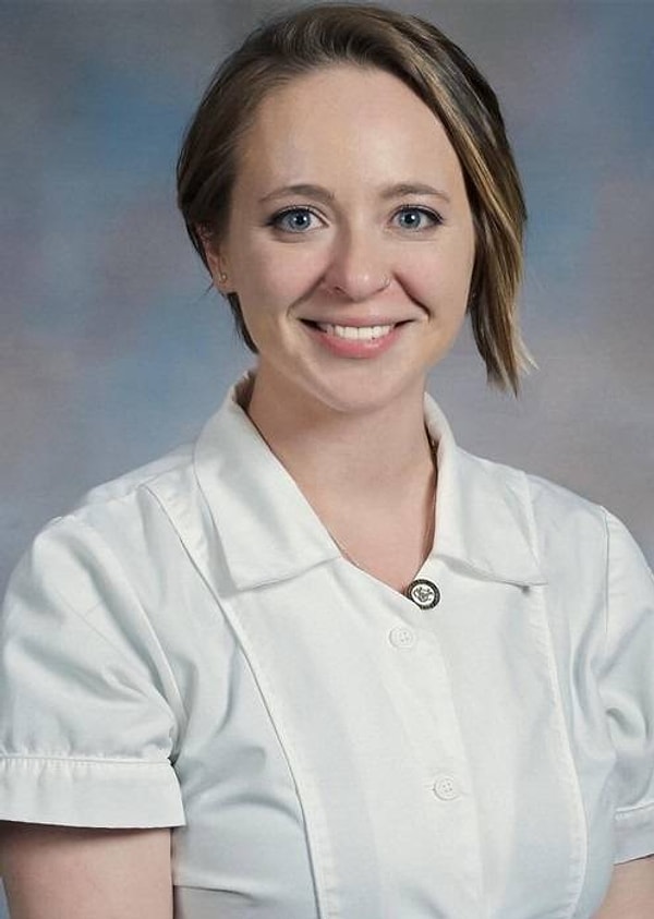 1. Кэтрин Айви закончила свое обучение на медсестру в апреле этого года.