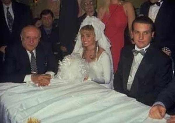 Tabii bu arada bir de evlilik yapıyor Yonca Evcimik. Toplamda 9 yıl birlikte odluğu Harun Özakıncı ile 1994'te evlenip 1998 yılında boşanıyor. Harun Özakıncı'ya göre bu evliliğin bitme sebebi Yonca Evcimik'in kariyer hırsı ve çocuk yapmak istememesi.