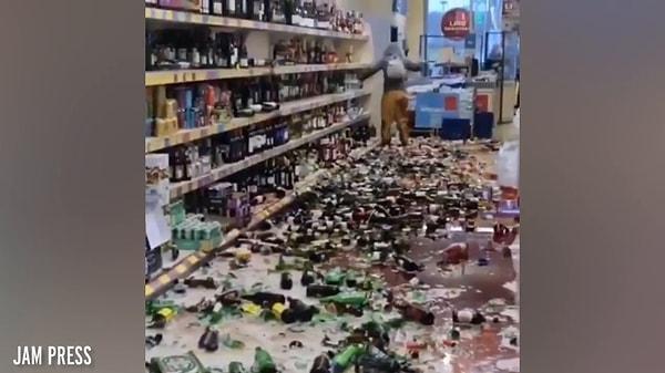 Kadının bir başka müşteri tarafından bacağında alkol şişesini kırdığı sırada "sakinleş" diye uyarmasının ardından rafta bulunan 500 alkol şişesini kırdığı ifade edildi.