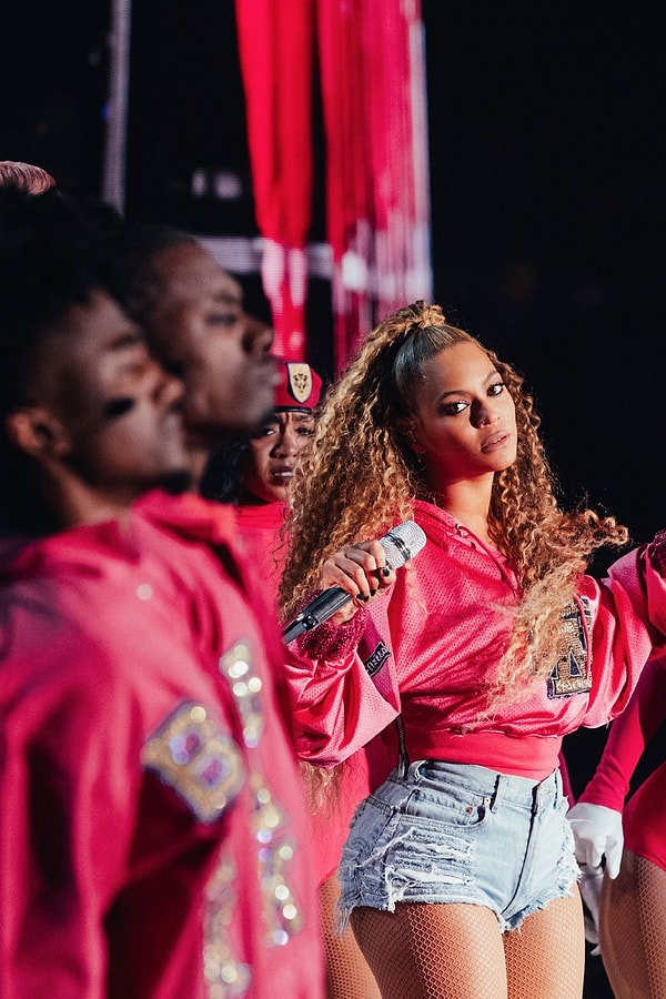 Все, что ей нужно сделать, это выиграть четыре из девяти номинаций, чтобы стать артисткой с наибольшим количеством побед на Грэмми - титул, который в настоящее время принадлежит Элисон Краусс, у которой на счету 27 премий Грэмми.