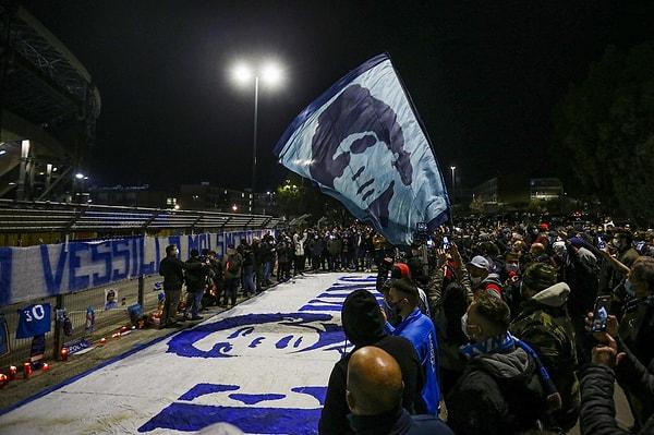 Stadın çevresine toplanan Maradona tişörtleri, maskeleri kuşanmış kalabalık havai fişekler patlattı, sloganlar atıp ağladılar.