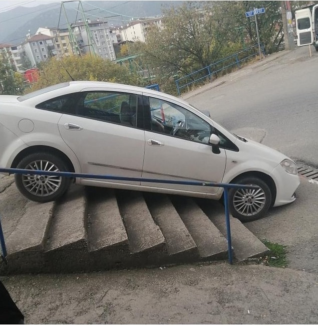 22. Çıkmaz sokağa girince aklını kullanarak merdivenler inmeye çalışan bir araç...