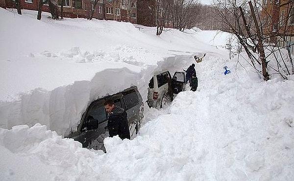 9. Kuzey bölgelerinde arabanız kar altında kalabilir, bu alışıldık bir şeydir.