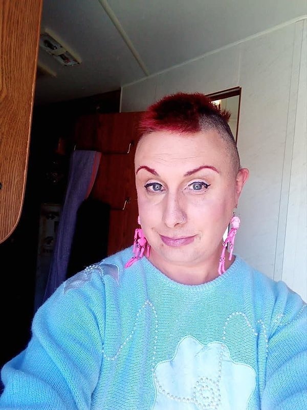 12. Это неповторимая челка спереди...