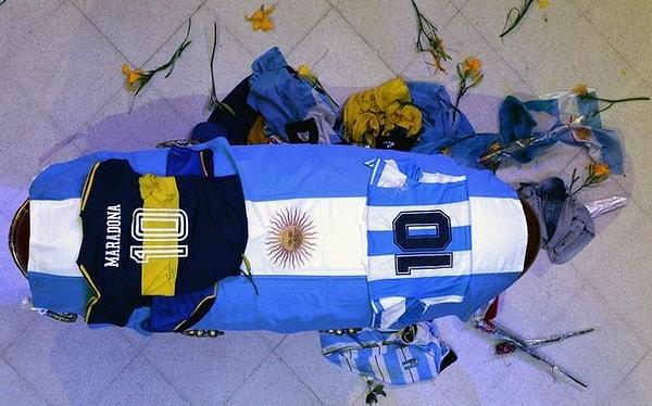 İddiaya'ya göre Sepelios Pinier isimli özel cenaze şirketinden üç çalışan, Maradona'nın tabutunu açarak futbolcunun cansız bedeniyle selfie çekimi yaptı.