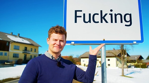 Неудивительно, что в деревне очень много посетителей, которые приезжают просто сфотографироваться рядом с вывеской, часто принимая непристойные позы для публикации в социальных сетях.