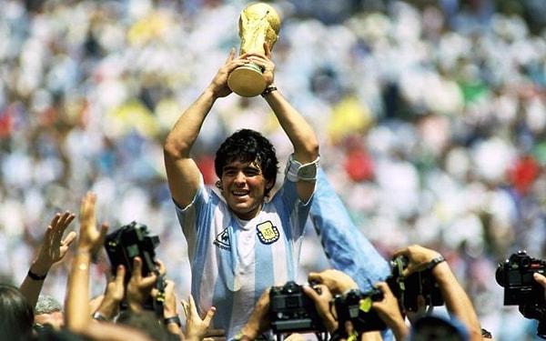 Maradona’nın elbette talibi çoktu ancak Napoli şehrinin kendisi için âdeta seferber olmasından etkilenmiş ve futbol tarihini etkileyen bir karar almıştı.