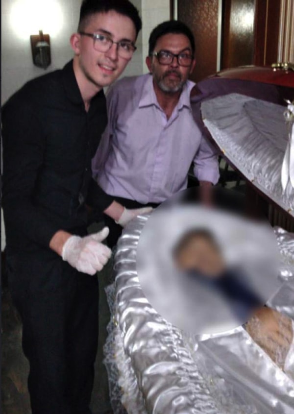 Владелец похоронной компании сказал, что, хотя телефоны были изъяты во время похорон, эта ситуация имела место во время передачи тела, и что сотрудники были субподрядчиками, и их рабочие были немедленно уволены.