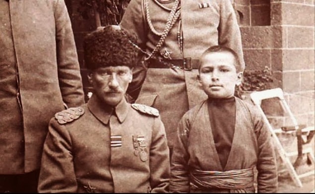 Eğitimin ana babaya düştüğü kadar bir üniversite profesörüne de düştüğünü sözlerini bitirirken şöyle ifade eder Büyük Atatürk: