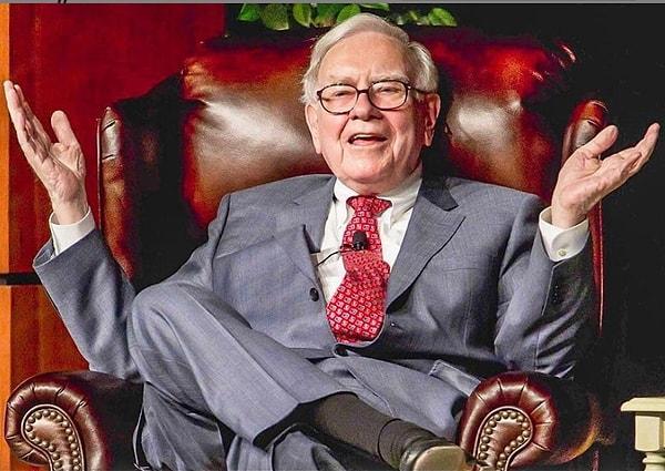 8. Buffett'ın 20 tane takım elbisesi vardır fakat hiçbirine para ödememiştir.