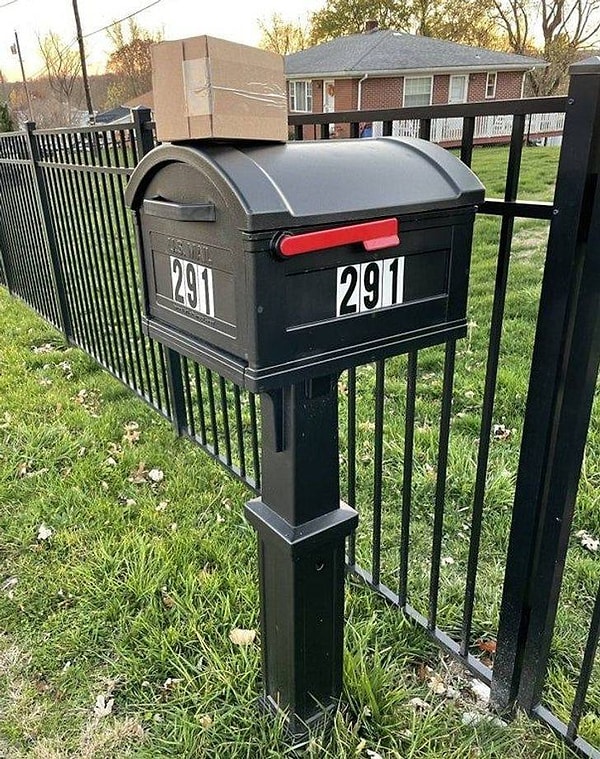 4. Эм, ну спасибо хоть интеллигентным соседям, которые не скоммуниздили эту коробку :).