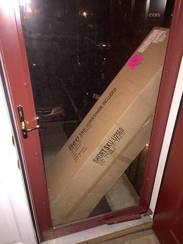 5. "А вот и посылка, из-за которой мы теперь не можем выйти из дома, потому что входная дверь открывается наружу".