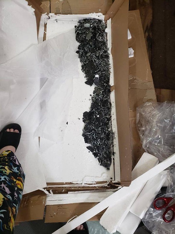 11. "Курьерская служба наконец-то привезла тумбочку для телевизора! Вернее, то, что от нее осталось".