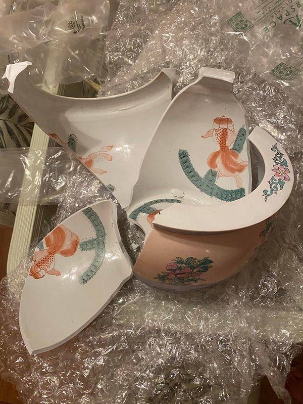 13. "Вот как курьерская служба доставила старинный заварочный чайник моего папы. Этому изделию (было) 250 лет!"