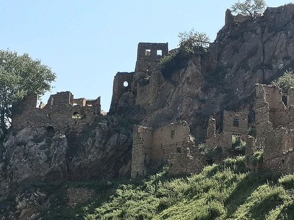 После короткой прогулки по зеленым горам в поле зрения появилась заброшенная деревня Гамсутль на вершине горы.