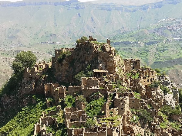Последний житель изолированной деревни умер несколько лет назад, оставив после себя жуткий город-призрак, который не многие посетители видят.