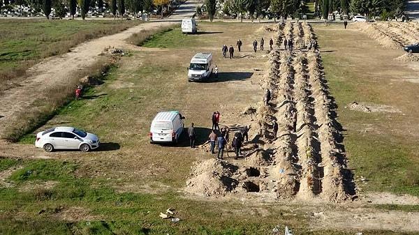 Belediye ekiplerince Hamitler Kent Mezarlığı’nda yürütülen çalışmalar dronla havadan görüntülendi.