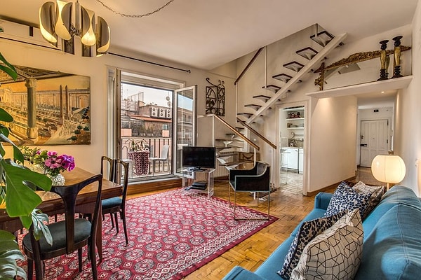 Они все еще живут в Риме 18 века с добавлением современных элементов.