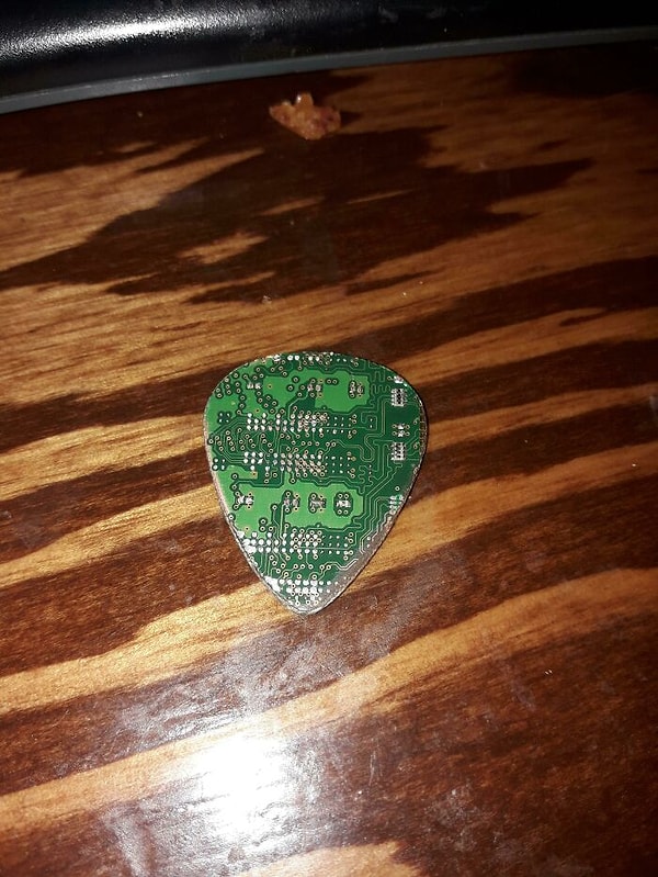 15. Я сделал медиатор для гитары из ram диска