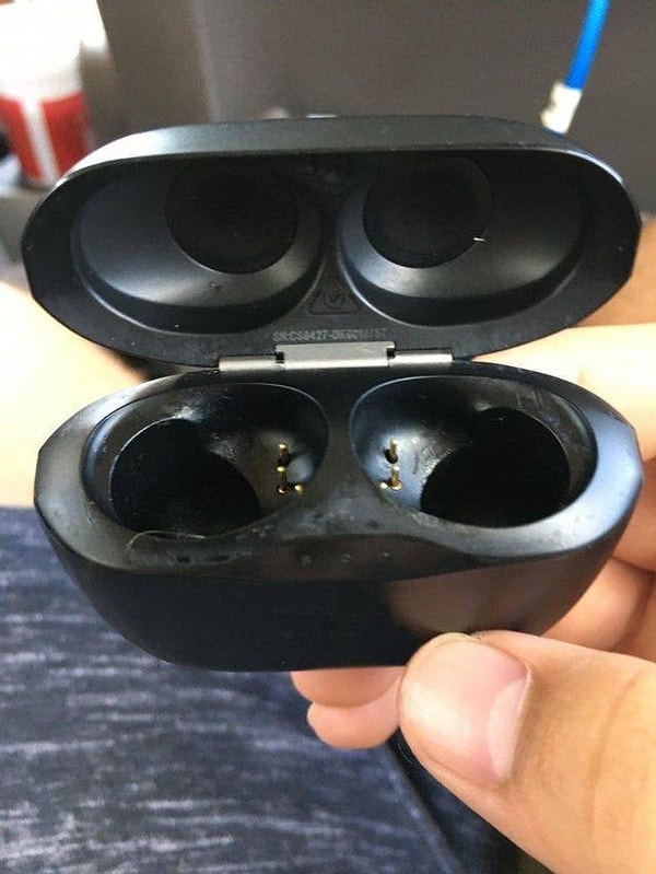 6. "Улетаю в долгожданный отпуск на 2 недели и обнаруживаю, что моих наушников нет в футляре".