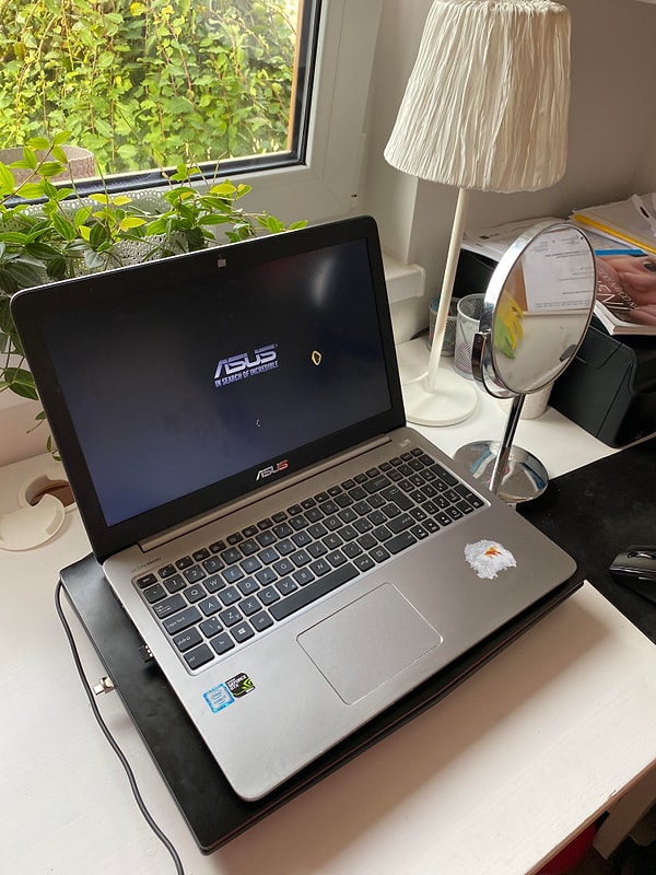 10. «Моя сестра красилась перед окном, и зеркало, которое она использовала, прожгло дыру в экране её ноутбука»