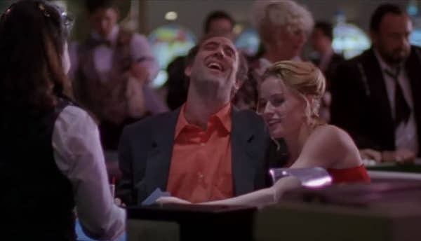 8. Николас Кейдж употреблял алкоголь в некоторых из своих сцен в роли сильно обеспокоенного алкоголика в «Покидая Лас-Вегас».