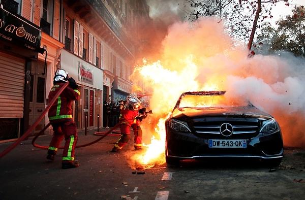 Göstericiler, birçok çöp bidonu ve araç ile bir kafeyi ateşe verdi 👇