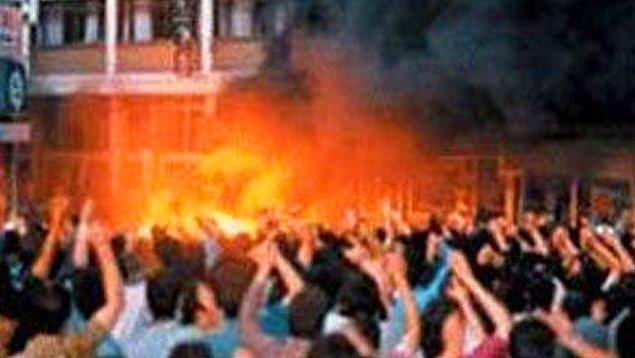 2 Temmuz 1993 günü Türkiye korkunç görüntülerle televizyonun önünde mıh gibi kaldı: Pir Sultan Abdal Şenlikleri için Sivas'a giden aydın ve sanatçıların kaldığı Madımak Oteli kalabalık bir grup tarafından ateşe verildi, 35 canımızın diri diri yakıldığını gördük.