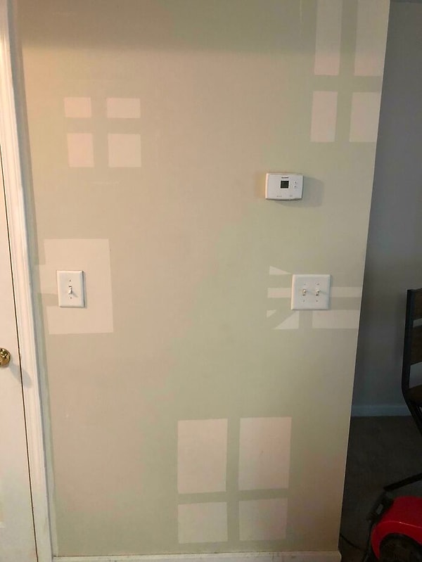 22. Эти отражения света в окне на самом деле нарисованы...