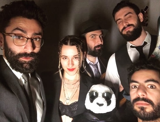Herkesin Bildiği Şarkıları Kendi Tarzlarıyla Yorumlayan Ekipten Dinlemekten Büyük Bir Keyif Alacağınız Enfes Cover'lar