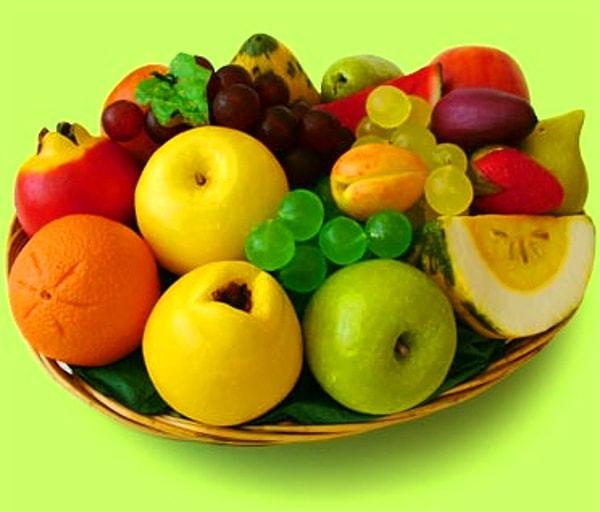 4. Mutfak masasında orijinallerinin olması yetmediği için bir tabak içinde sergilenen plastik meyveler