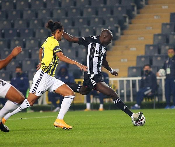 Maça Fenerbahçe hızlı başlasa da gol perdesini Beşiktaş açtı. Aboubakar 4. dakikada müthiş bir vuruşla takımını öne geçirdi: 0-1