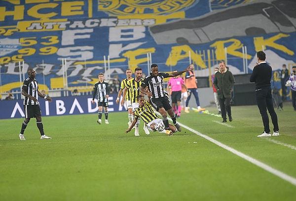 Beşiktaş'ta Cyle Larin, maçın 50. dakikasında ikinci sarı kartı gördü ve kırmızı kartla oyundan atıldı.