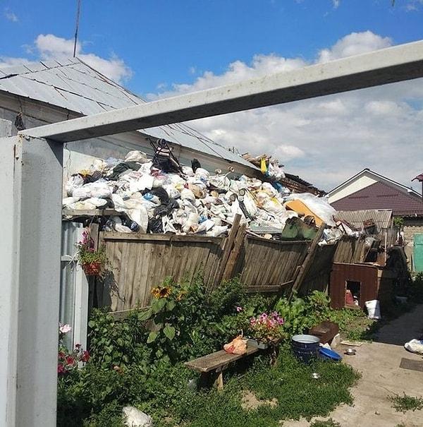 2. "Yan komşumuz saçma bir şekilde çöplerini benim bahçeme fırlatıyor. İşin daha da korkunç tarafı bunu sürekli yapıyor."