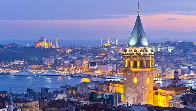 Yeditepeli güzel şehir üzerinde kara bulutlar var...