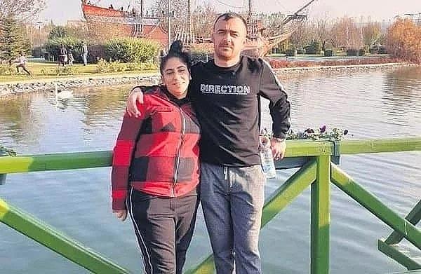 Öldürülen Özgür Duran’ın annesi Mübeyyen Güner Dalkılıç ve kardeşi Niyazi Remzi Duran ise Ayşe Dırla hakkında suç duyurusunda bulundu.