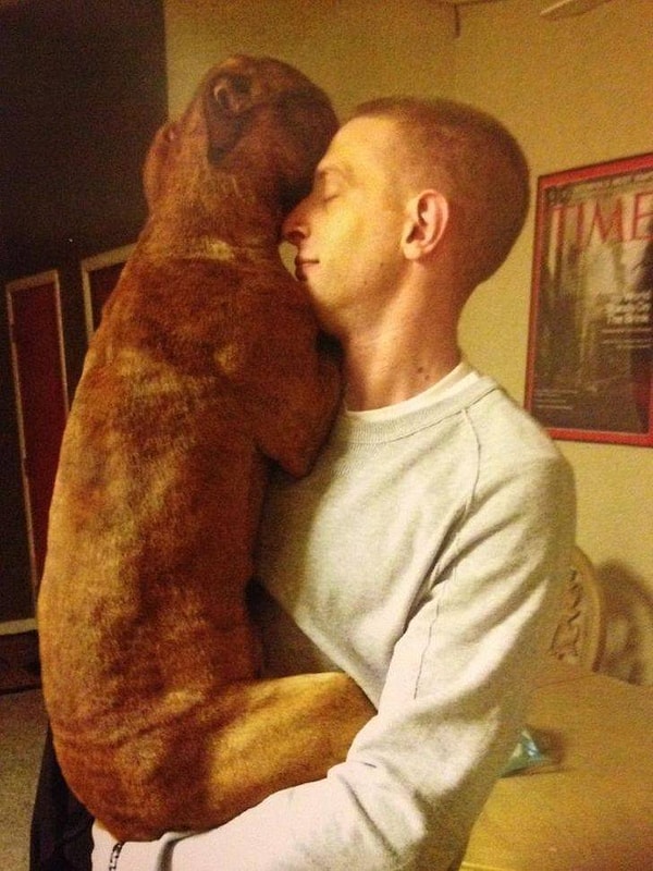 8. "Мой друг решил взять собаку из приюта в трудные времена своей жизни. Интересно, кто кого спас".