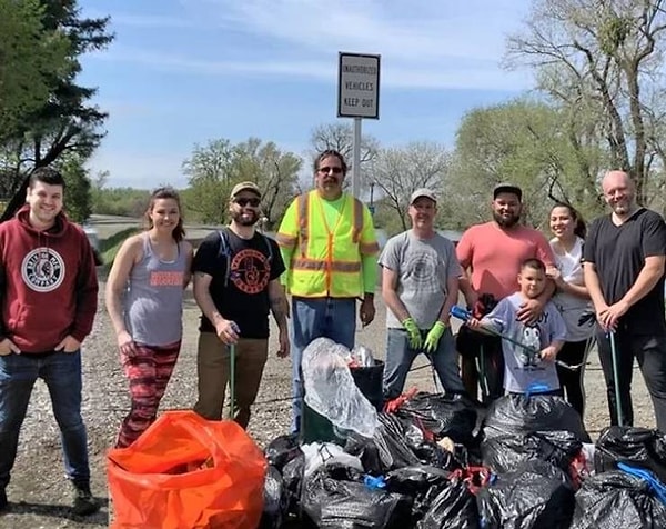 19. "Я недавно переехал в Сакраменто, и мне нужно было познакомиться с местными и найти новый друзей. На этом фото я и 8 незнакомых мне до этого и небезразличных к окружающей среде ребят, с которыми мы вместе собрали 8 мешков мусора".