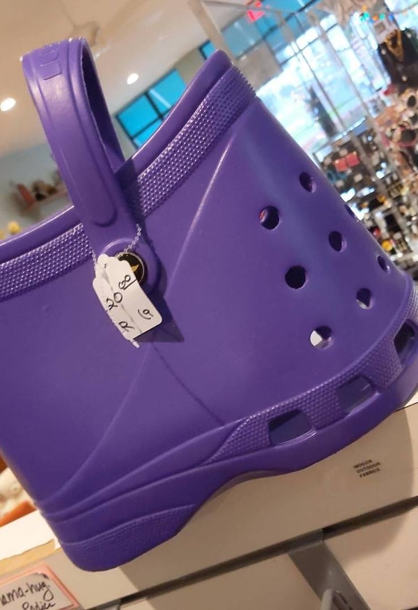 5. Эта элегантная сумочка отлично подойдет к вашим кроксам и не намокнет в дождь!