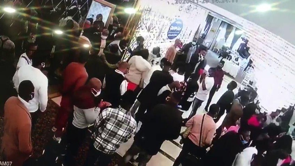 Esencılıs Yine Şaşırtmadı: Düğün Salonunda Ayin Yapan Afrikalılara Polis Baskını