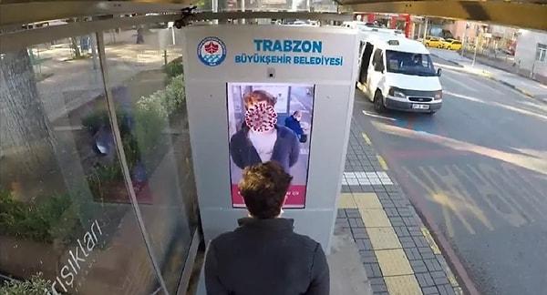 Trabzon Büyükşehir Belediyesi'nin şehirdeki bazı otobüs duraklarına yerleştirdiği dijital ekranlar, durağa gelen yolcuların kamera ile görüntüsünü yansıtıyor.