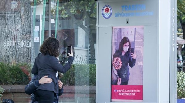 Trabzon Büyükşehir Belediyesi'nden Maske Takmayanların Yüzünü 'Koronavirüse Dönüştüren' Ekran