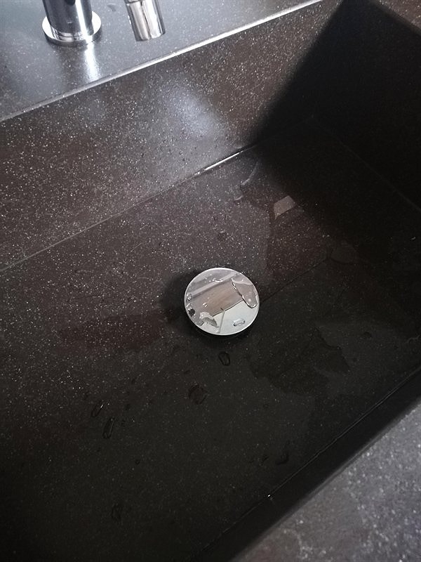 15. «Наша новейшая «современная» раковина полностью плоская, поэтому вся вода не уходит в воронку».