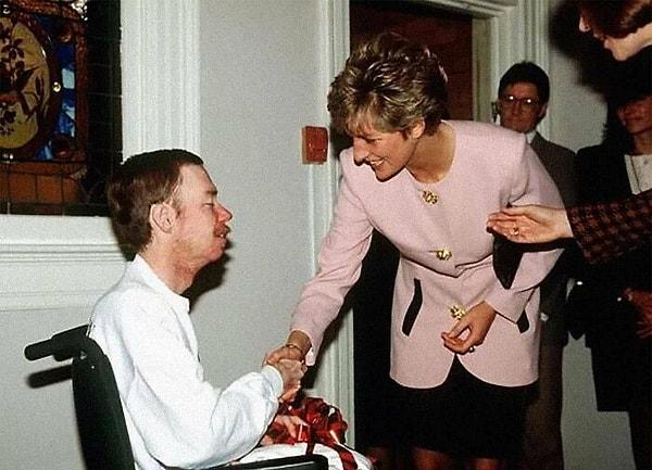 3. Prenses Diana, eldivensiz bir şekilde AIDS hastasıyla tokalaşırken. (1991)