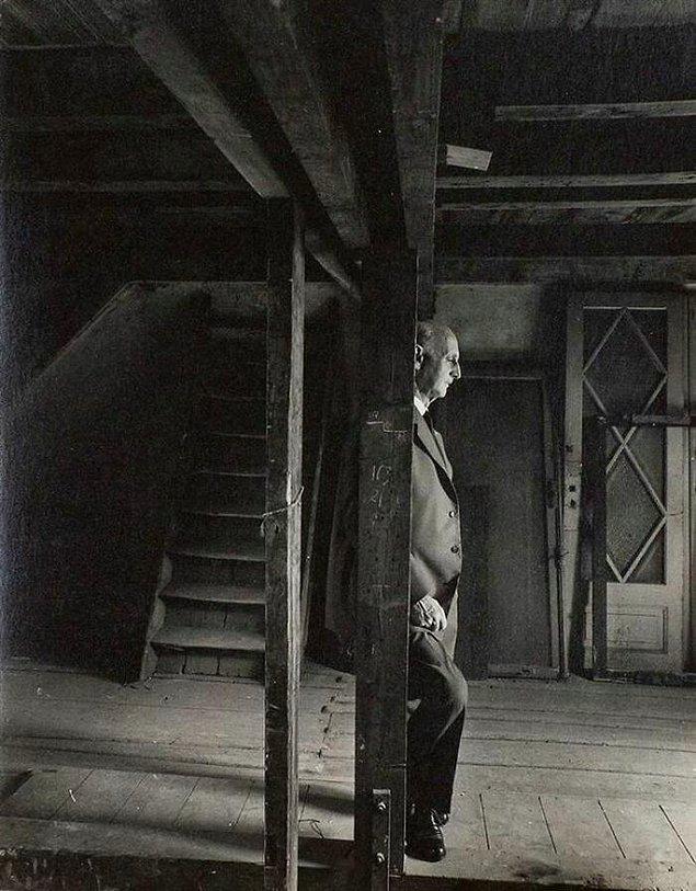 9. Anne Frank’ın babası Otto, Nazilerden saklandıkları tavan arasını tekrar ziyaret ediyor ve hayatta kalan tek aile üyesi de o oluyor. (1960)