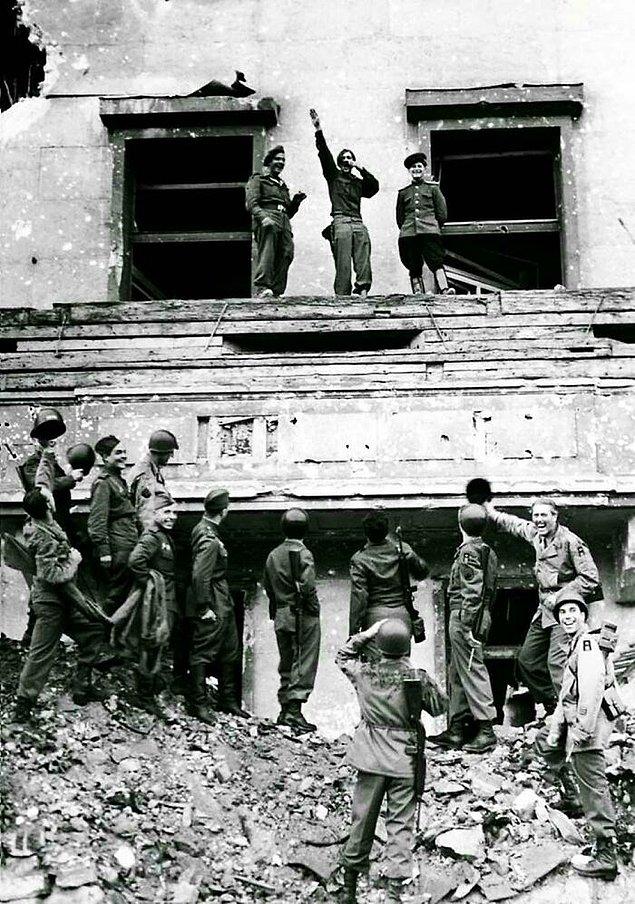 19. Adolf Hitler ile dalga geçen askerler. (1945)