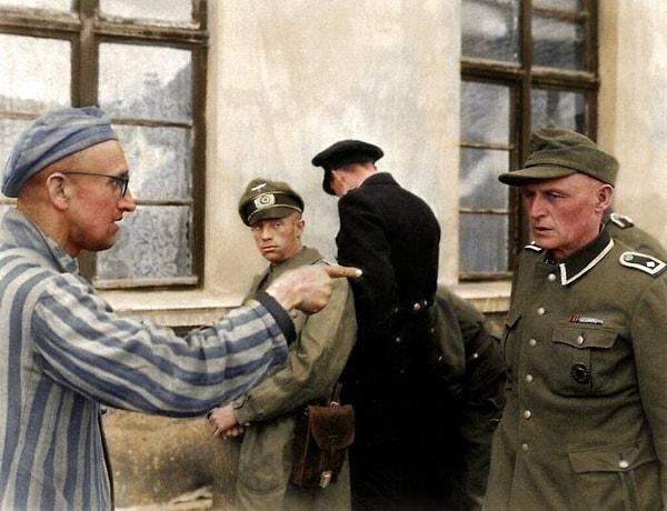 22. Nazi kampındaki mahkumlara karşı özellikle kötü davranışlarda bulunan muhafıza karşı tepkisini gösteren Rus vatandaş.