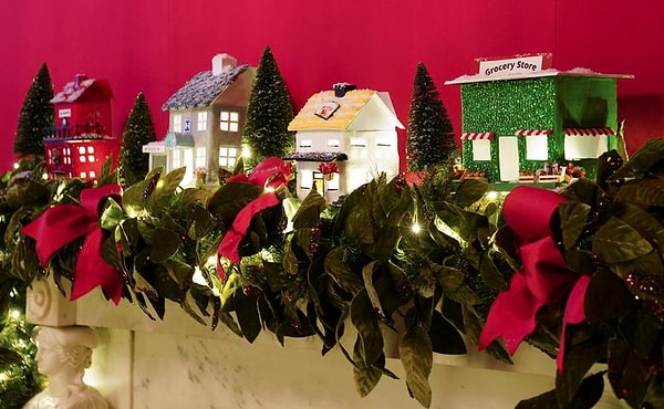 6. Уютный праздничный декор в Красной комнате крупным планом.