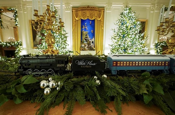 7. Один из длинных столов в Восточной комнате украсили игрушечным поездом.